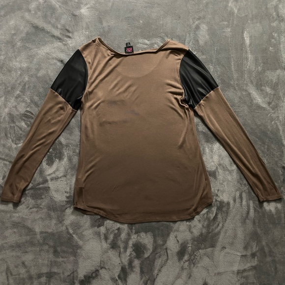 Bebe top with leather patch sleeves - Picture 3 of 3